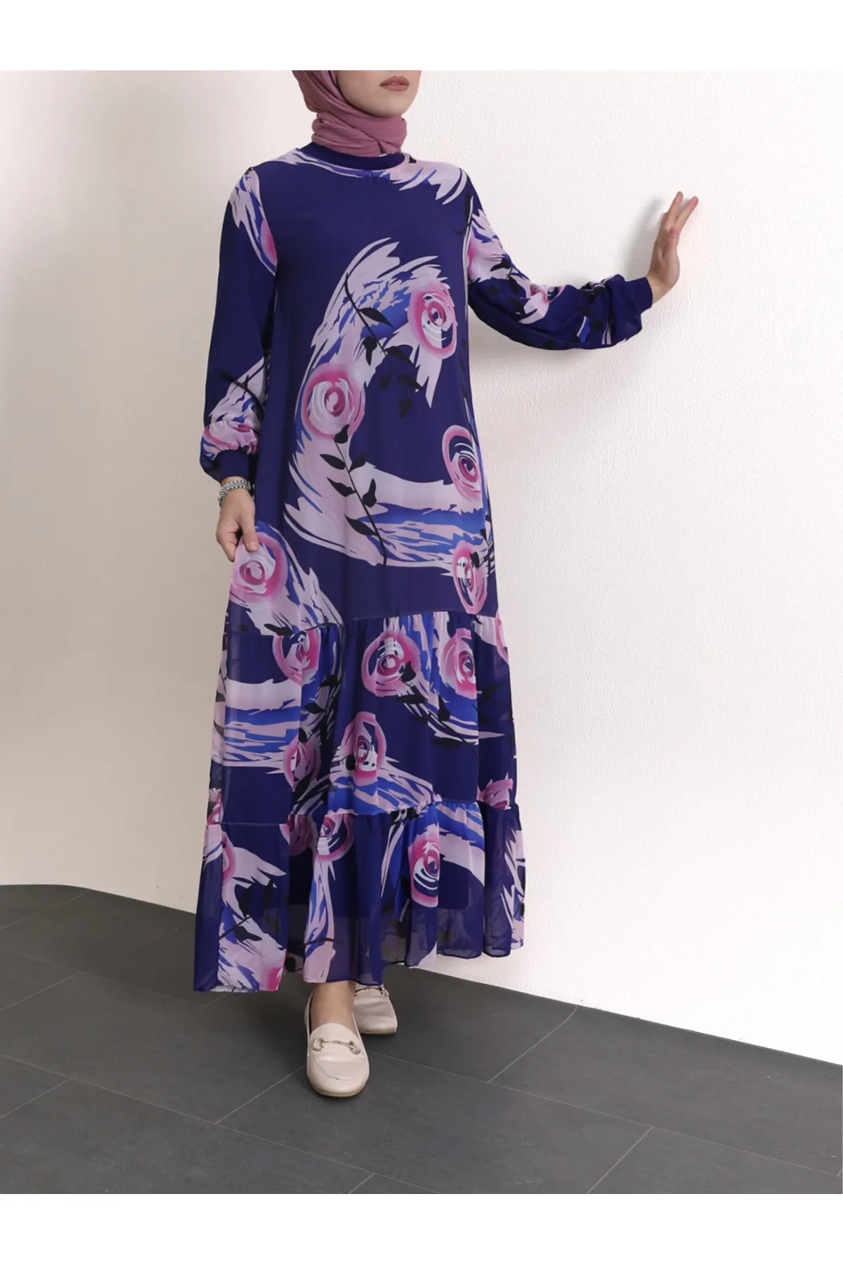 Modamorfo  Gestuftes gemustertes Chiffonkleid mit geripptem Kragen und Rock
