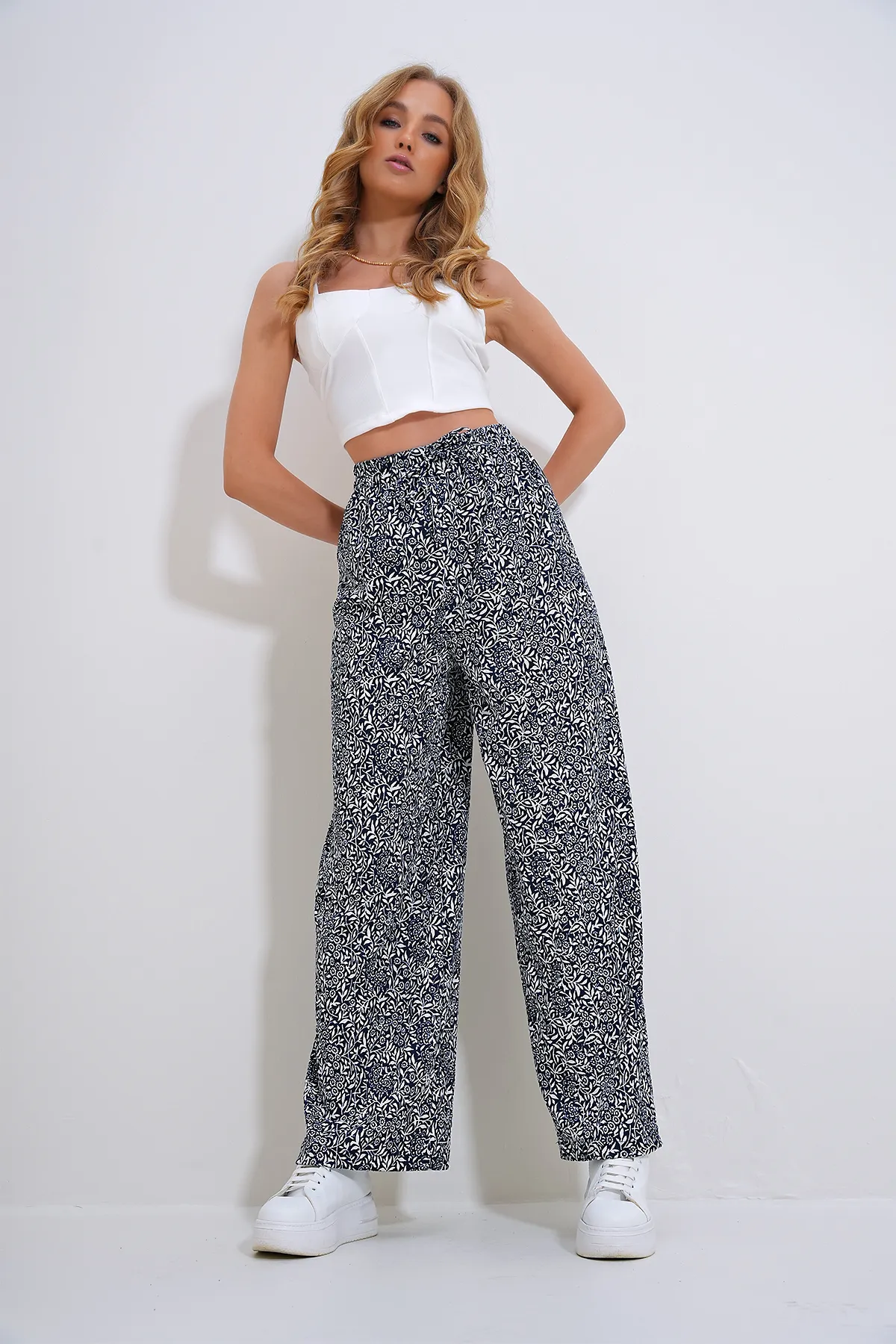 Trend Alaçatı Stili  Marineblau-weiß gemusterte Webhose für Damen mit entspanntem Schnitt ALC-X6528