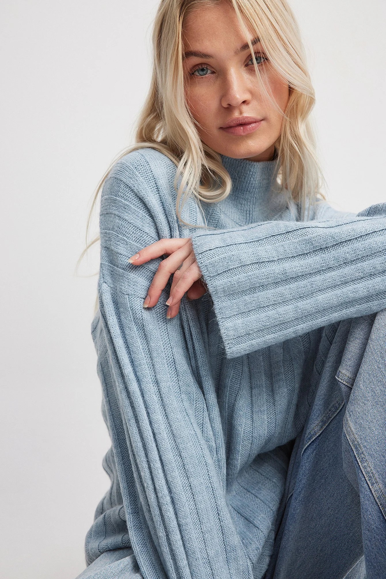 Gerippter Strickpullover mit Rollkragen