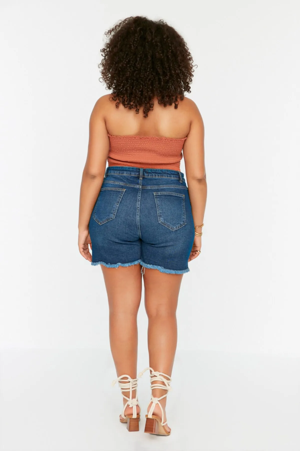 Trendyol Curve  Blaue, dehnbare Skinny-Jeansshorts mit hoher Taille und Bermuda TBBSS22AP0007