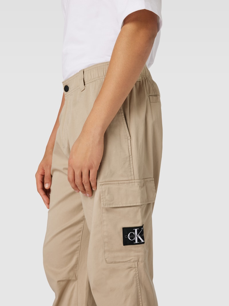 Cargohose mit Label-Detail in taupe
