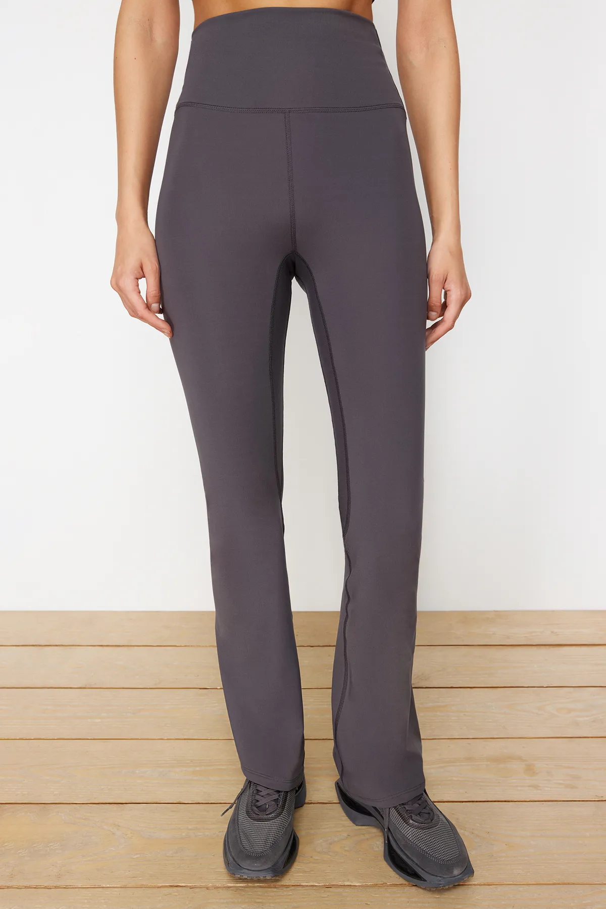 Trendyol Collection  Dunkelanthrazitfarbene, gebürstete, weiche Yoga-Sportleggings mit spanischen Beinen aus weichem Stoff THMSS24TY00019