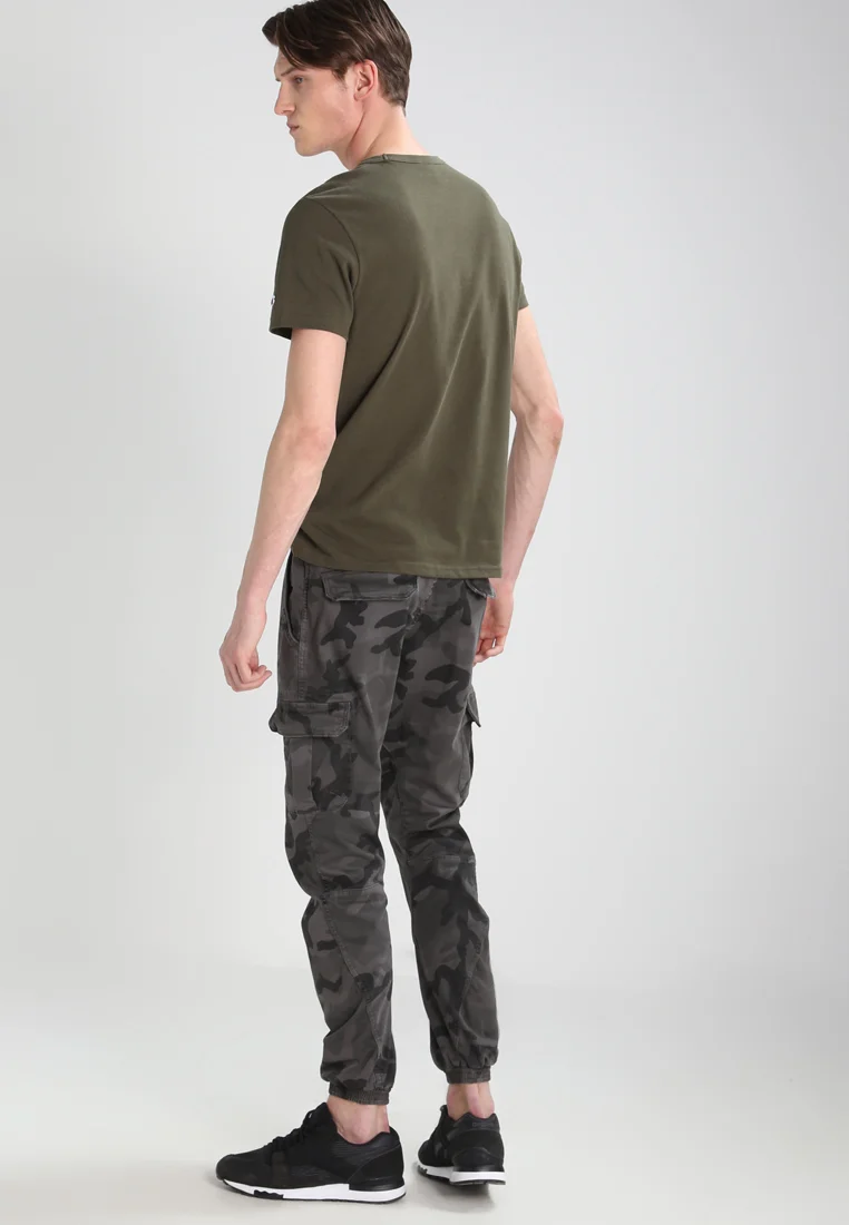 Pantalones cargo Urban Classics CAMO JOGGING
