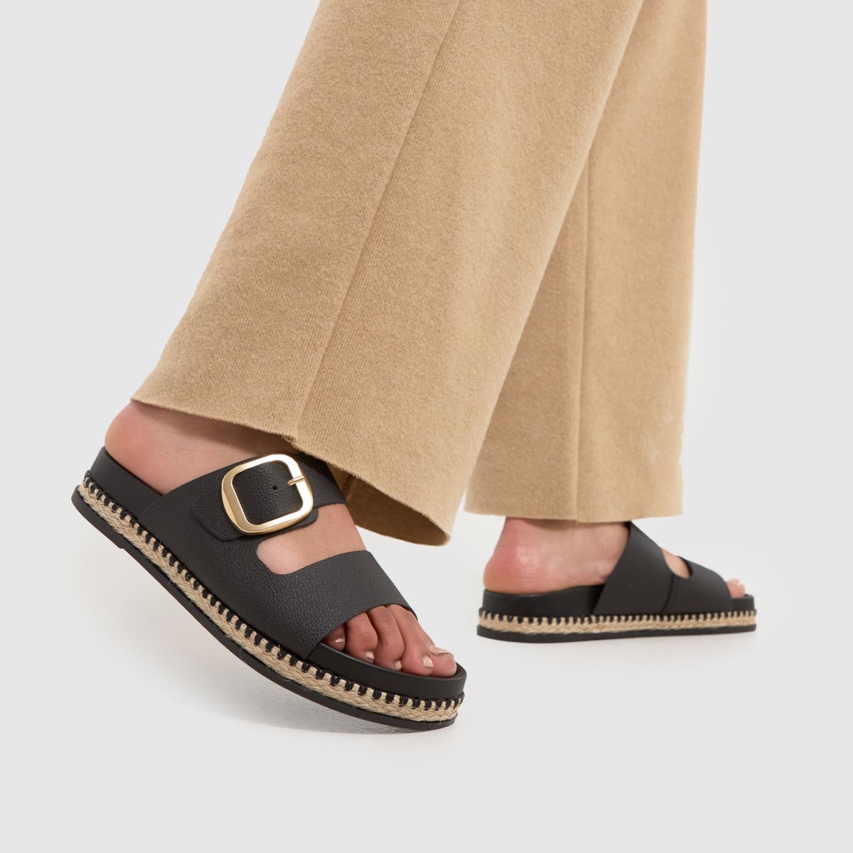 Schuh Tish bőr csatos szandál fekete színben