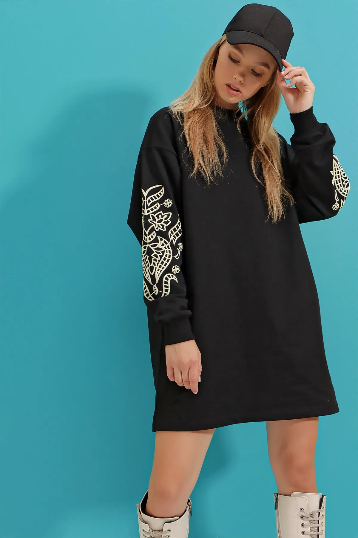 Trend Alaçatı Stili  Damen-Sweatkleid mit schwarzen Ärmeln und Stickerei-Print ALC-X3095