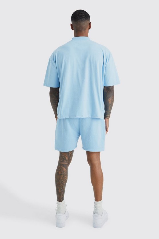 Kurzes Oversize T-Shirt und Shorts