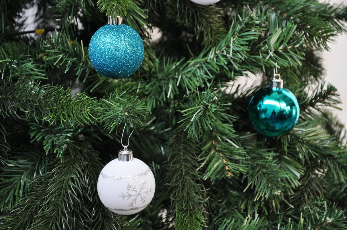 JACK Christbaumschmuck 64x Kunststoff Christbaumkugeln Ø 6cm Baum Kugeln inkl. Aufhänger, Mit praktischer Aufbewahrungsbox, Optik: matt / glänzend / glitzernd