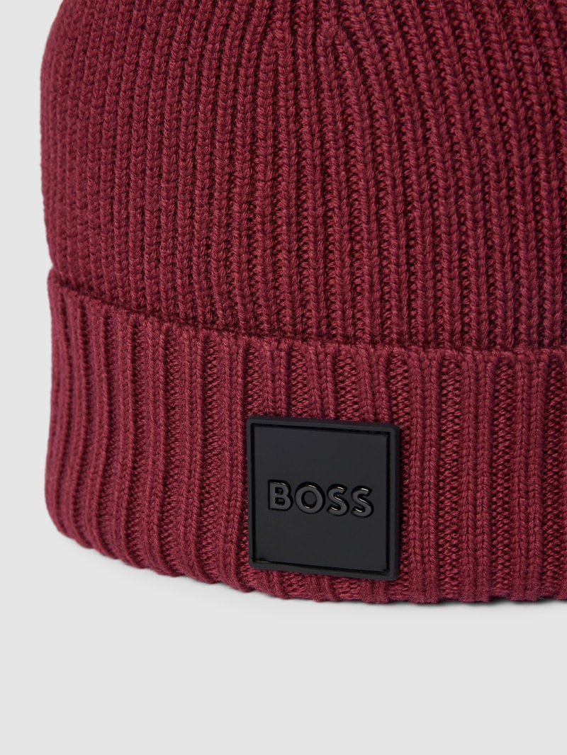 Beanie mit Label-Patch Modell 'Fati' in bordeaux rot