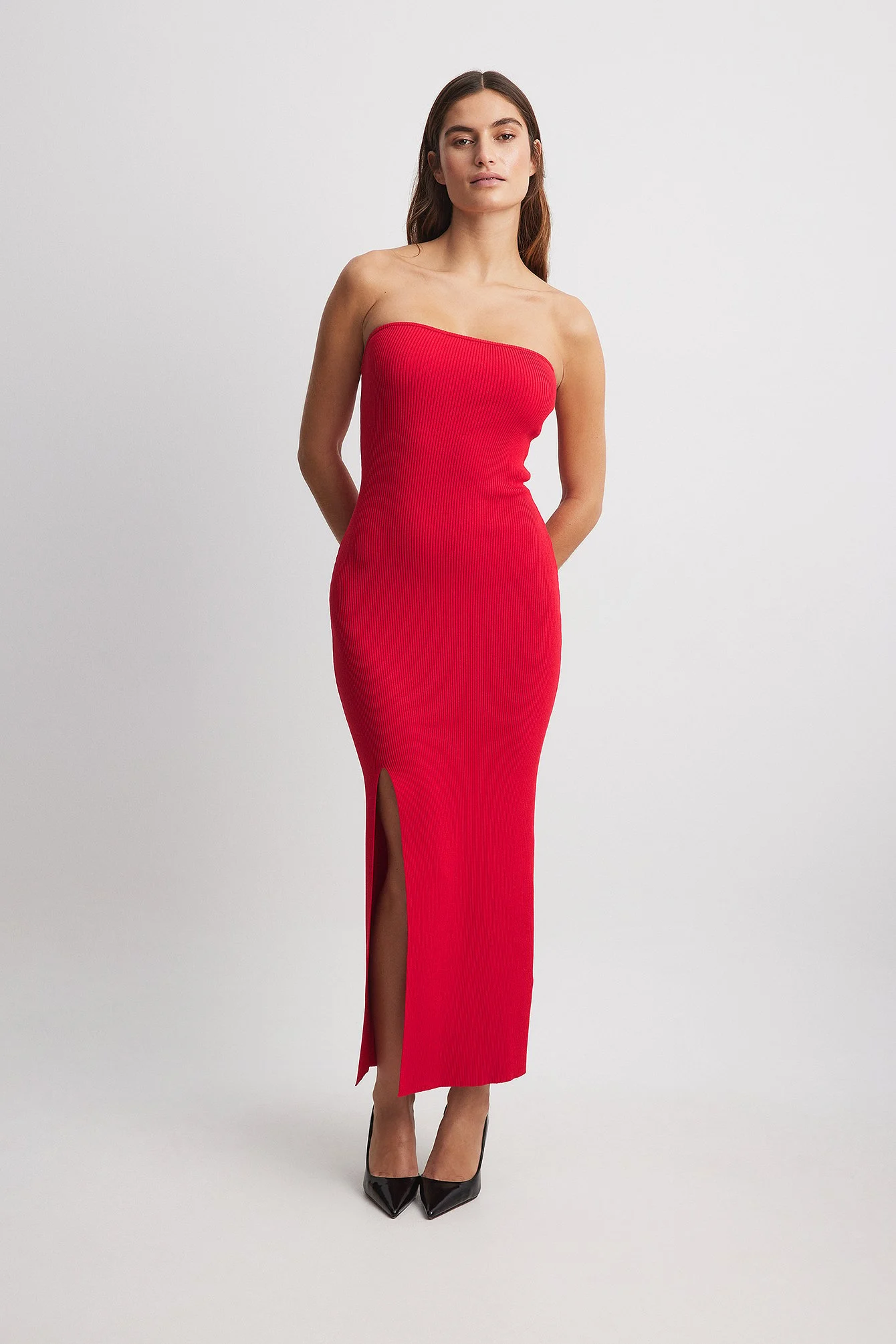 Feingestrickter, hoch geschlitztes Schlauchkleid