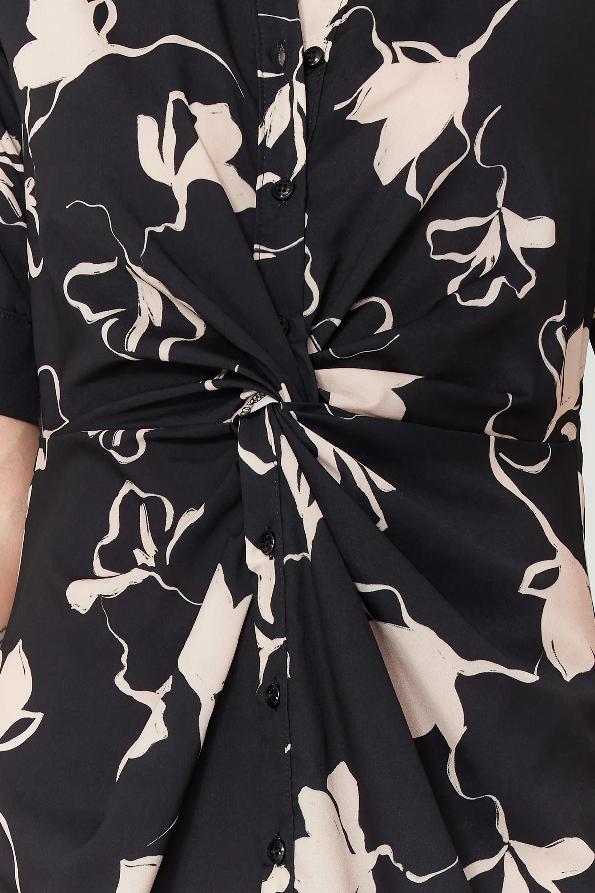 Trendyol Collection  Schwarzes, gewebtes Hemdkleid mit Raffung und Detail TWOSS21EL1018