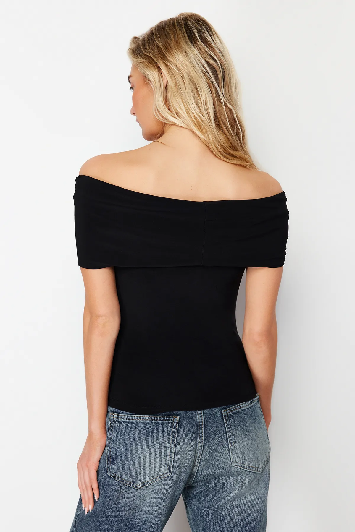 Trendyol Collection  Schwarze, taillierte, dehnbare, bauchfreie Strickbluse mit Carmenkragen TWOSS24BZ00368