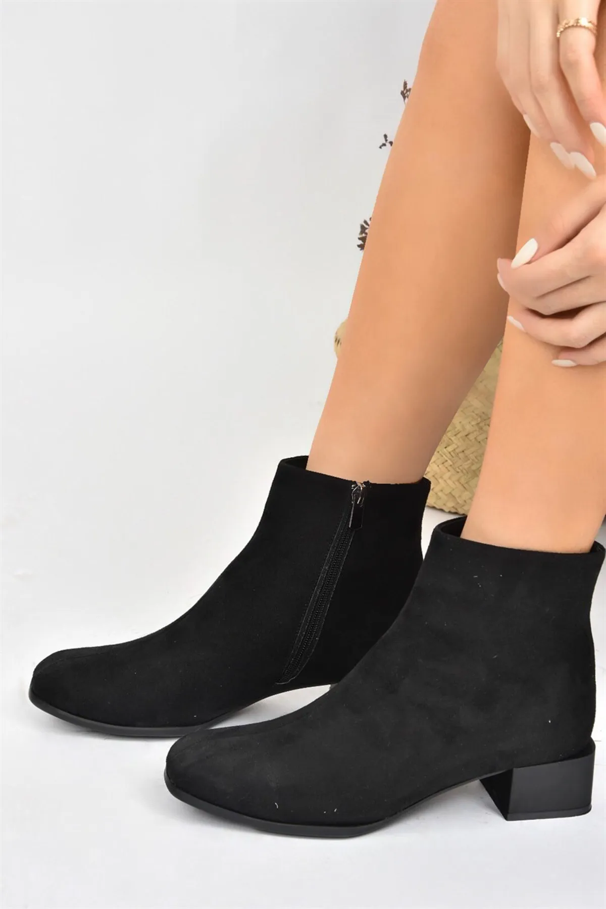 Fox Shoes  Schwarz/schwarze Wildleder-Damenstiefel mit kurzem Absatz L518090302