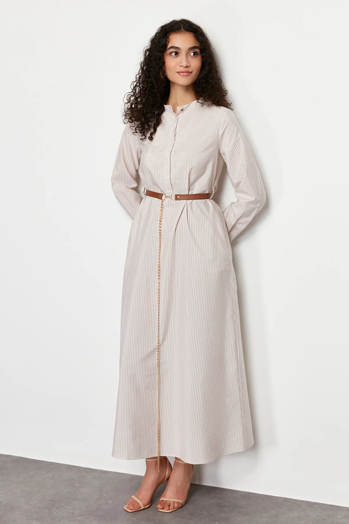 Trendyol Modest  Beige gestreiftes, gewebtes Kleid mit Gürtel TCTSS24EB00171