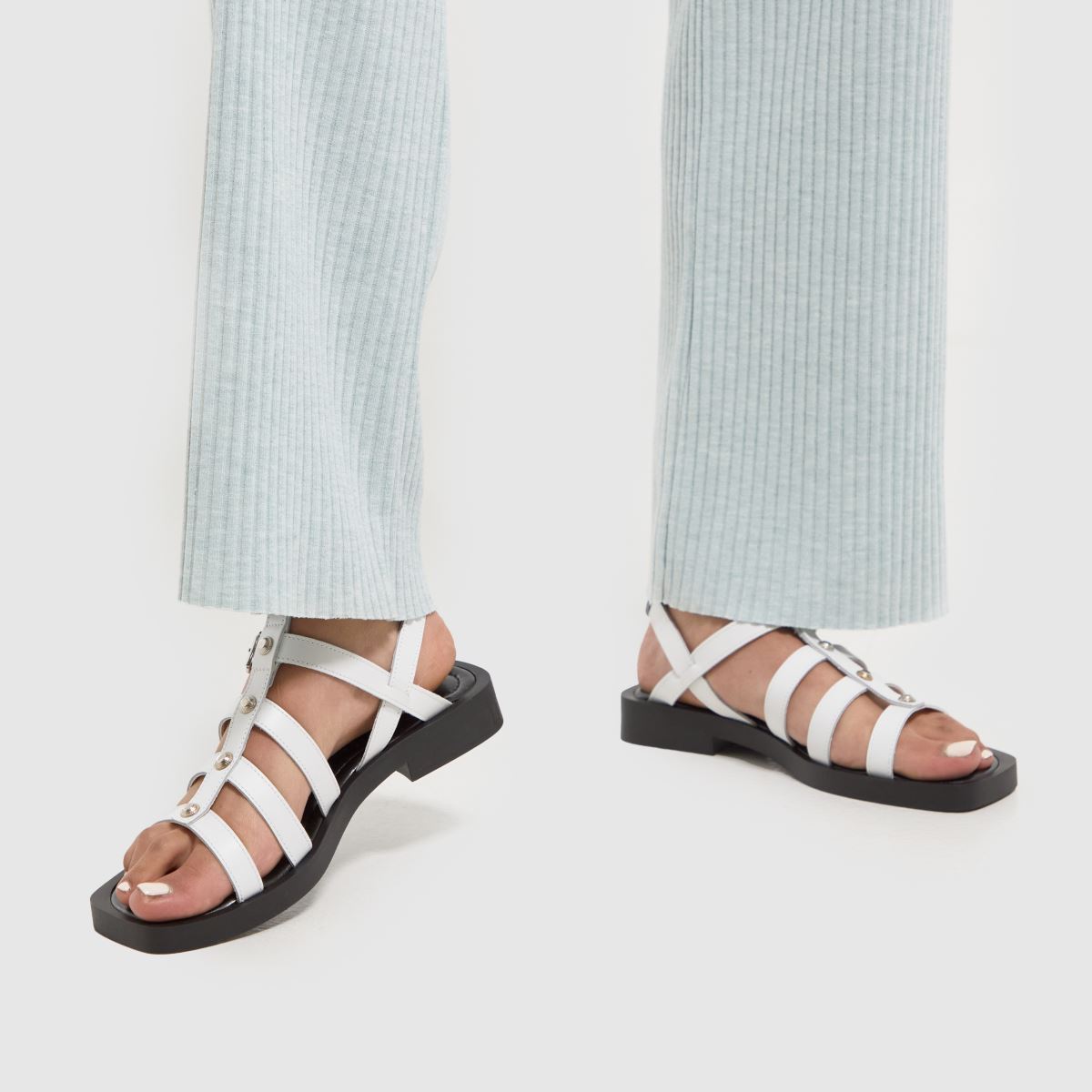 Bílé sandály s cvočky Schuh Tempeny