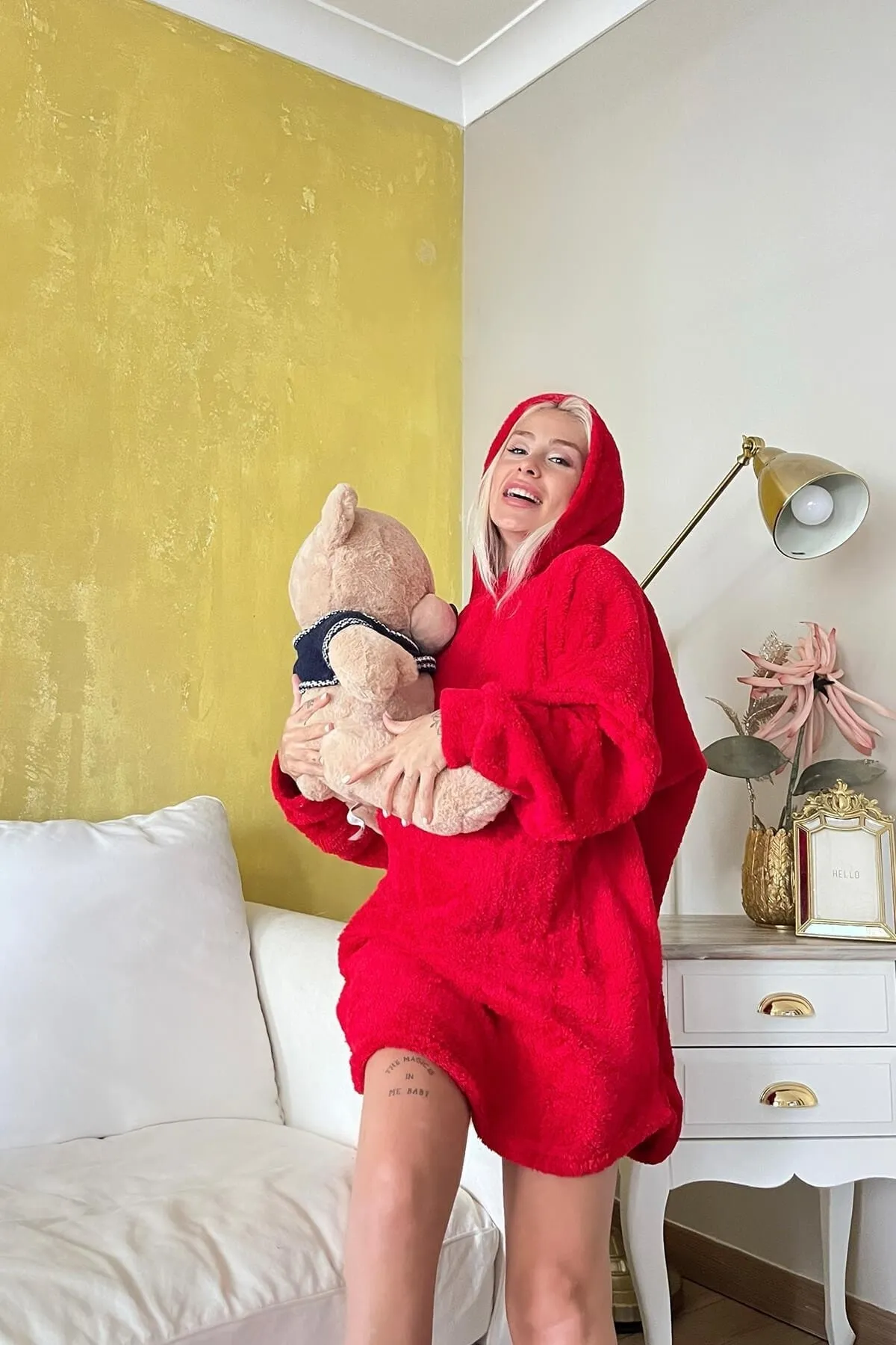 Pijamaevi  Roter, übergroßer Sweat-Poncho-Pyjama aus Vollplüsch mit Kapuze