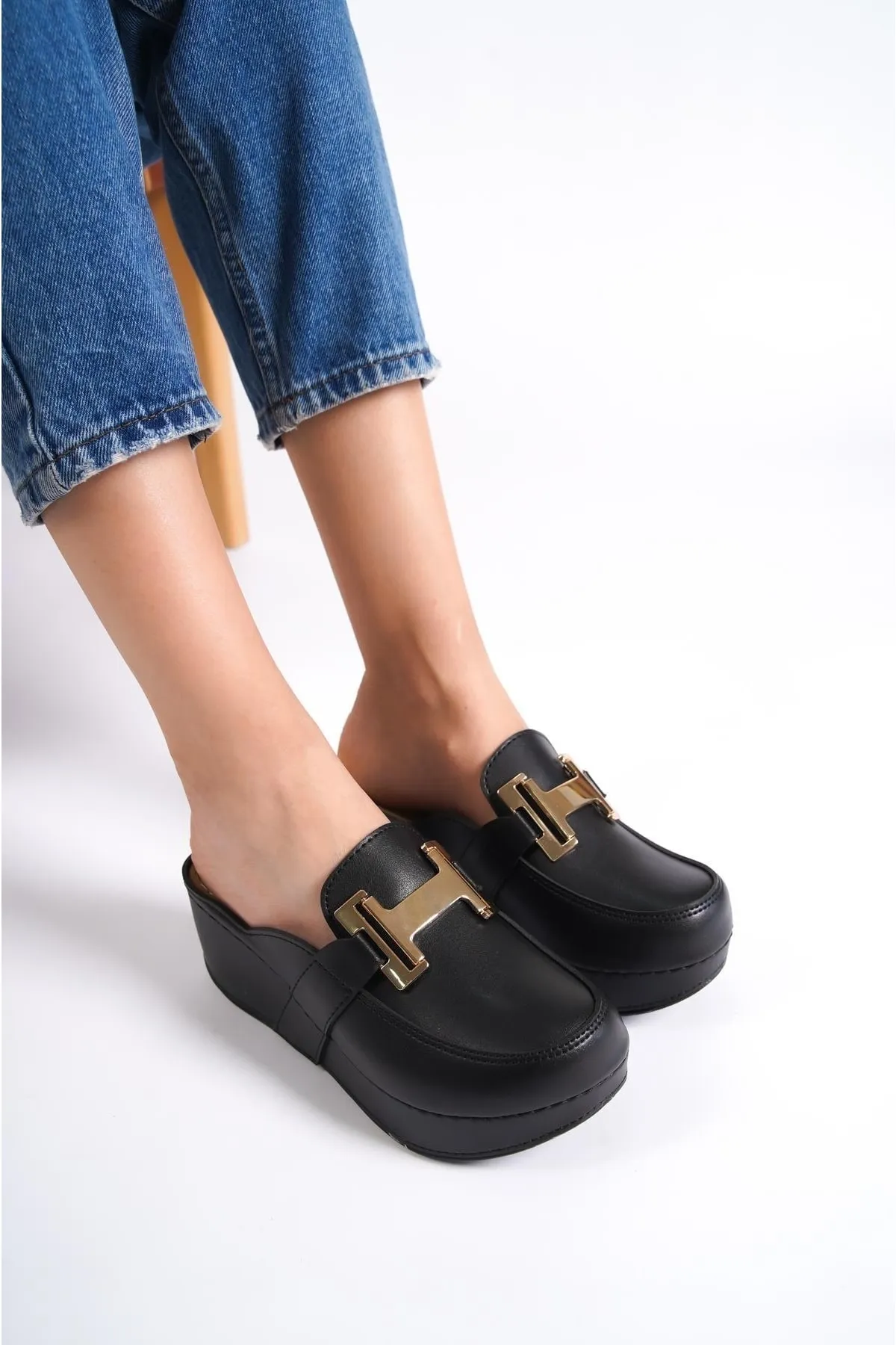 Capone Outfitters  Anatomisch weiche, bequeme Mutterhausschuhe mit Keilabsatz
