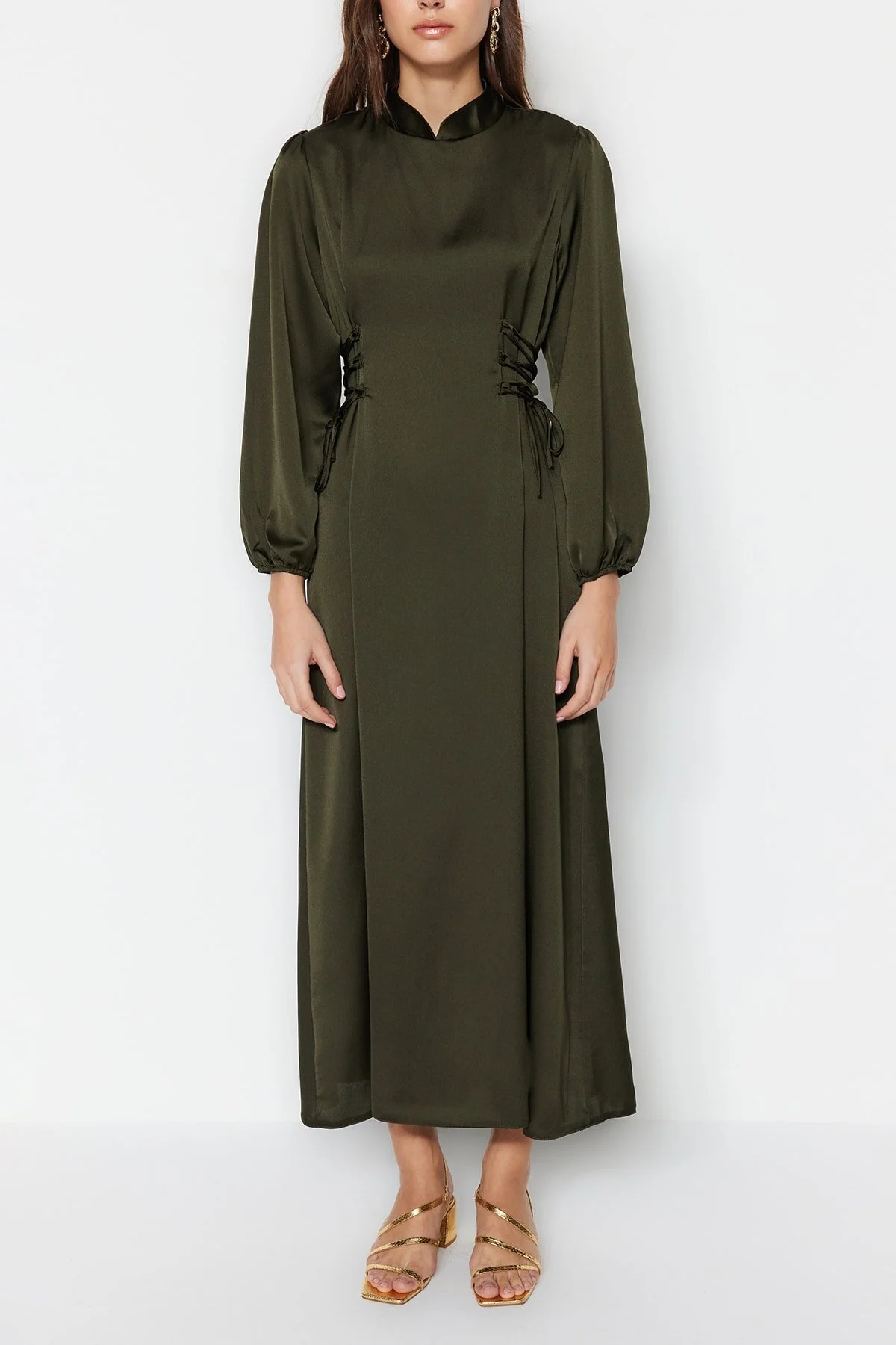 Trendyol Modest  Khakifarbenes Britted-Satin-Abendkleid mit Taille TCTSS23DB00037