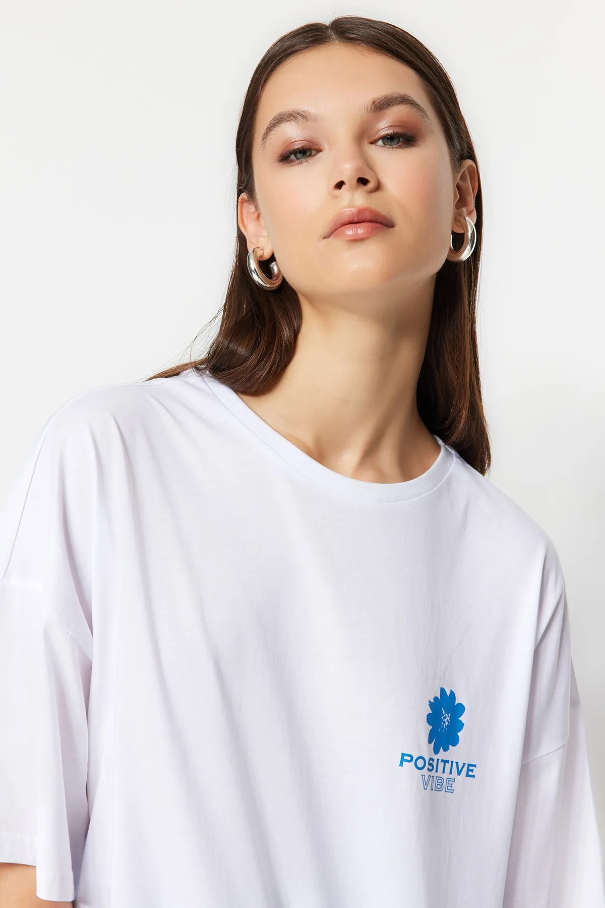 Trendyol Collection  Weißes Strick-T-Shirt mit Rundhalsausschnitt aus 100 % Baumwolle mit Aufdruck auf der Rückseite und weiter Passform TWOSS23TS00321