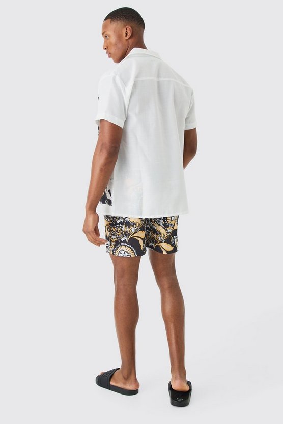 Gemustertes Hemd und Badehose