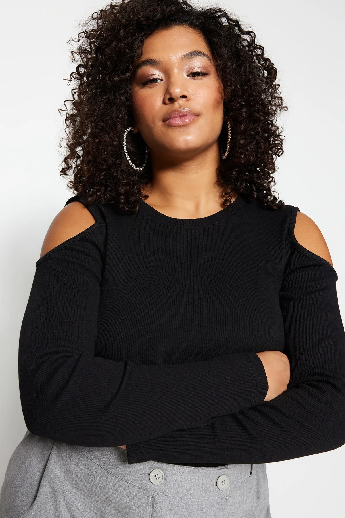 Trendyol Curve  Schwarze Strickbluse mit Schulterdetails TBSSS22AF0045