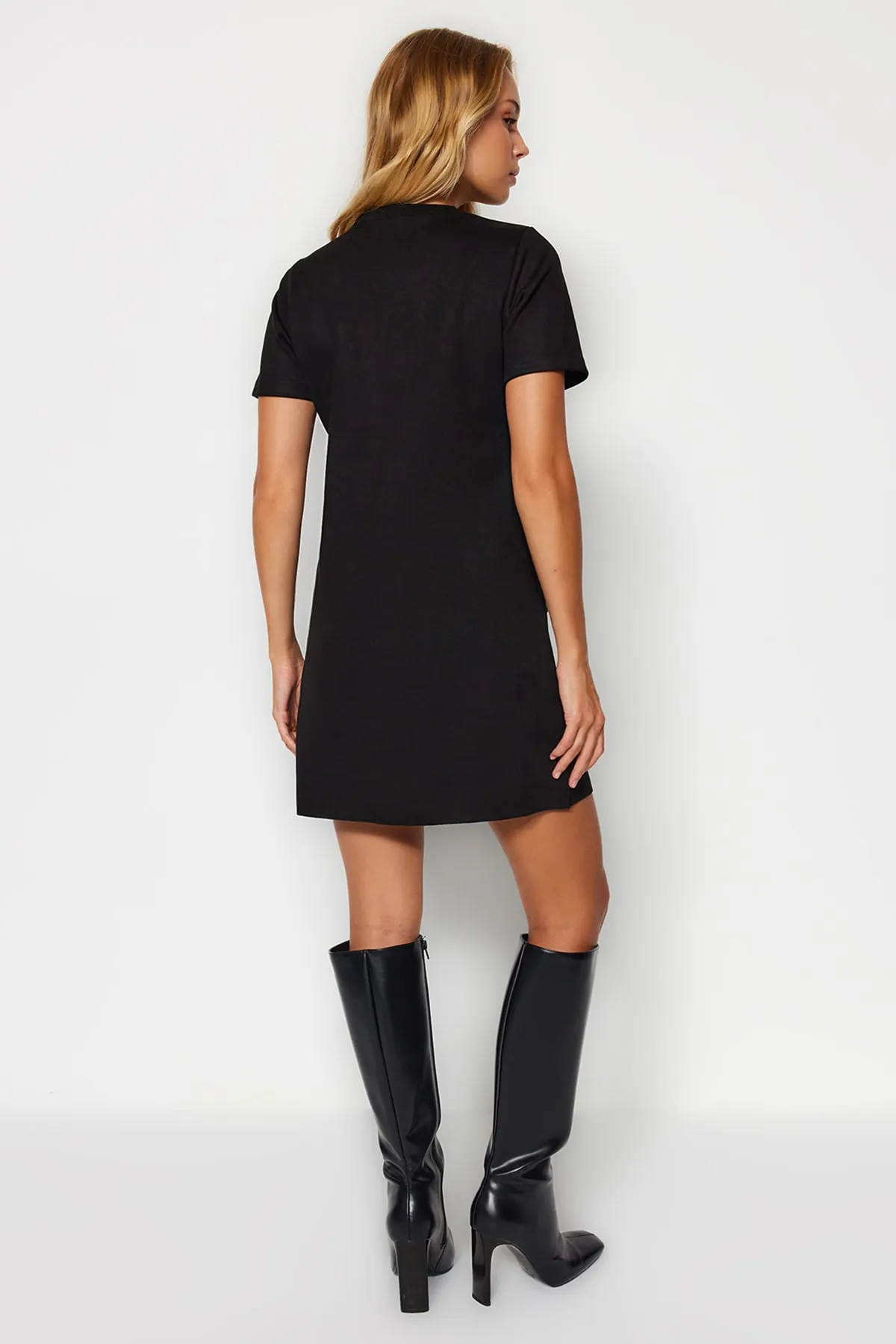 Trendyol Collection  Schwarzes Etuikleid/gerades Mini-Strickkleid aus Wildleder mit Rundhalsausschnitt und Steindetail TWOAW24EL00523