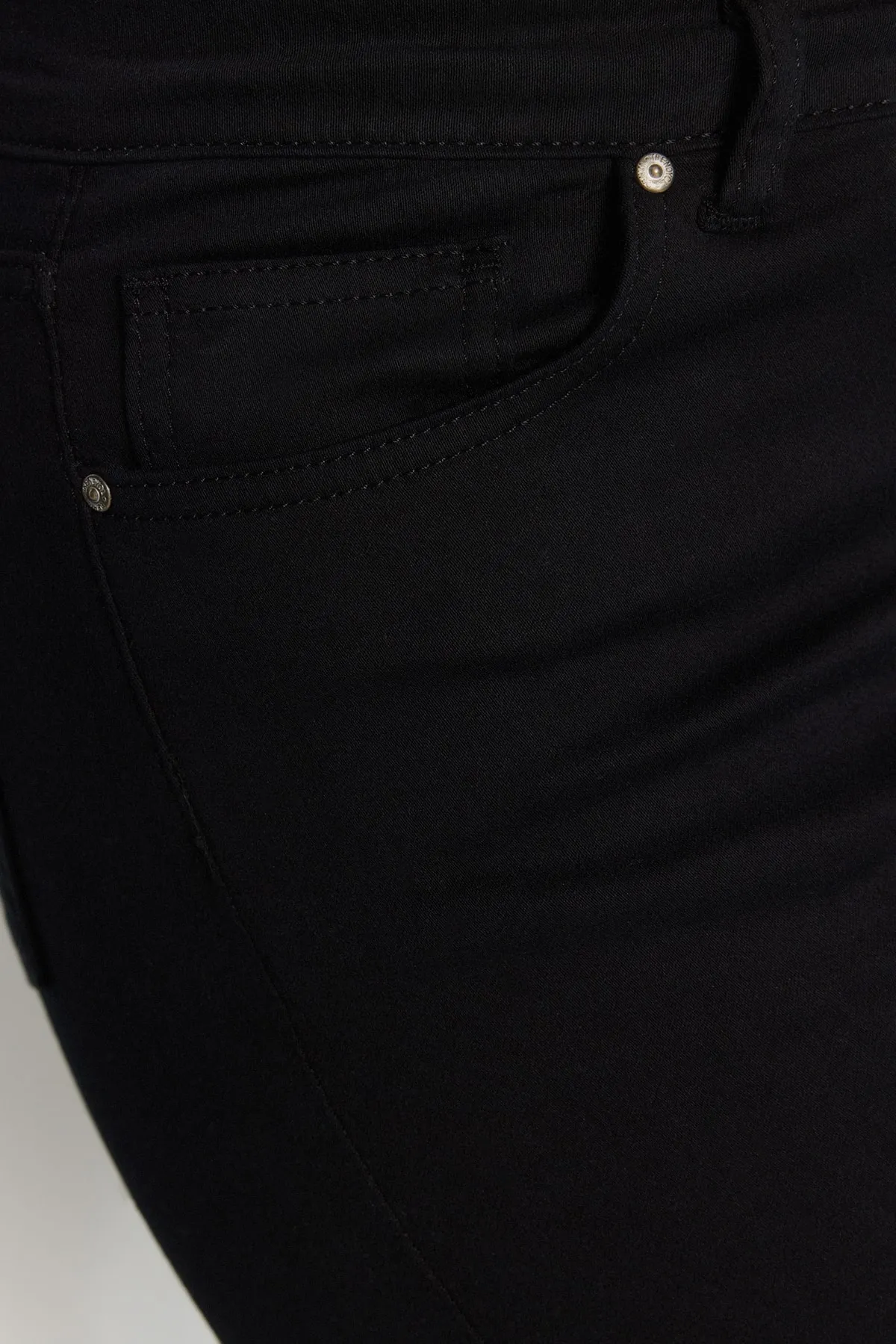 Trendyol Curve  Schwarze, dehnbare Skinny-Jeans mit hoher Taille TBBAW23CJ00059