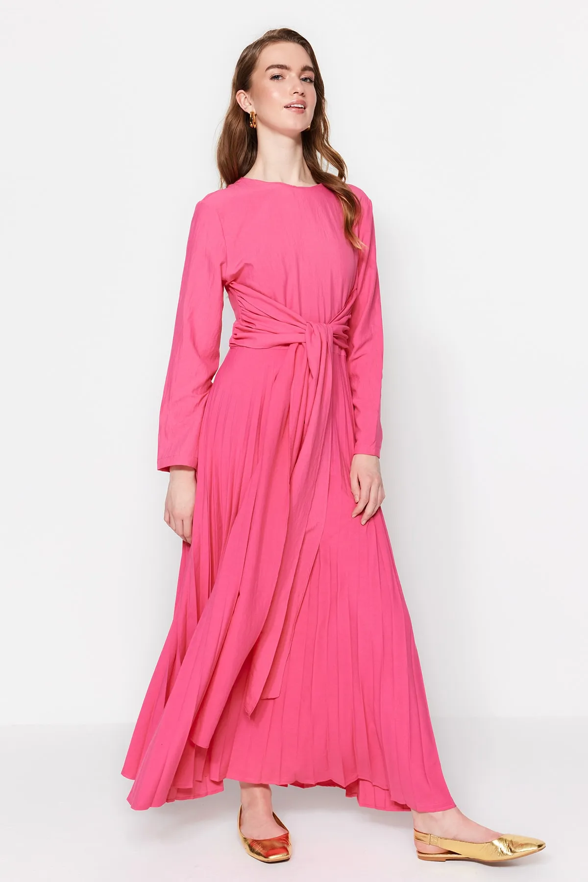 Trendyol Modest  Rosa Plisseekleid mit Taillengürtel TCTSS23DB00001