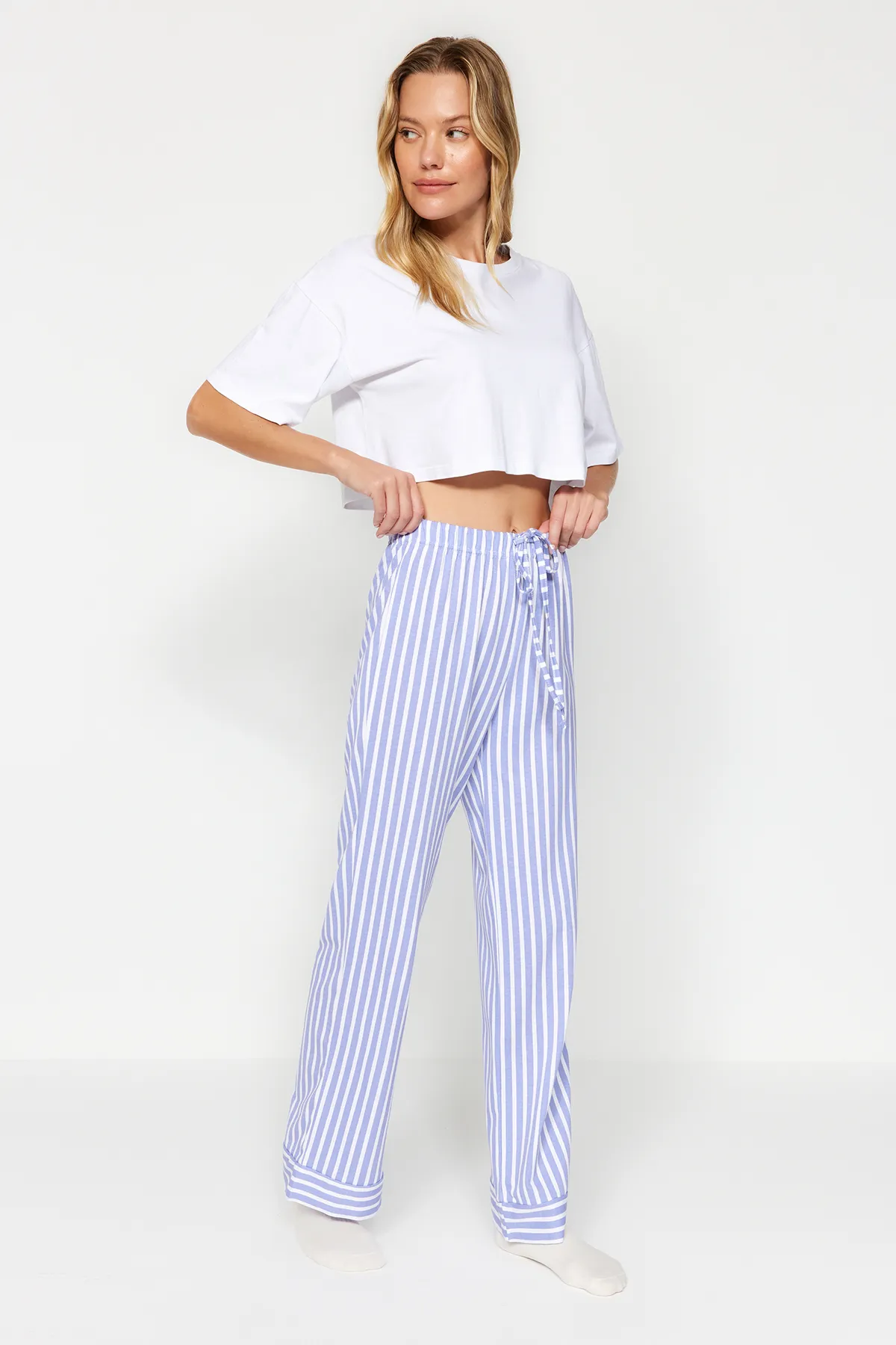 Trendyol Collection  Weiß-blaue Pyjamahose aus gestreiftem Strick, 100 % Baumwolle THMAW24PJ00001