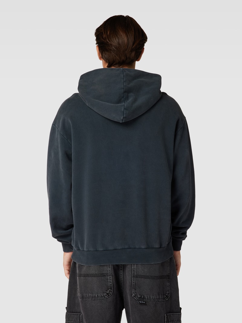 Hoodie mit Label-Print in schwarz