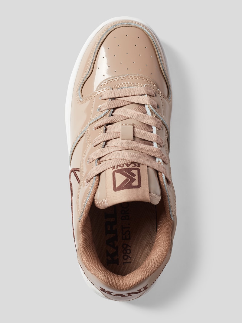 Sneaker in Glanz-Optik in beige
