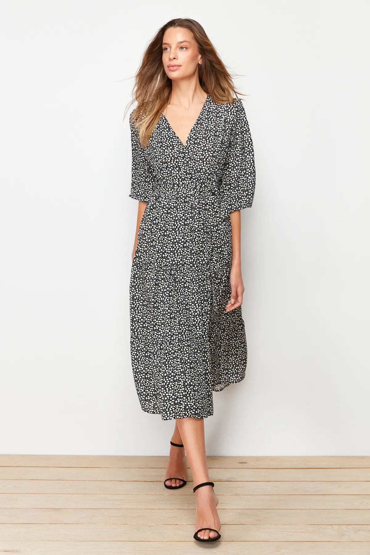 Trendyol Collection  Schwarzes, zweireihiges Maxi-Webkleid mit Blumenmuster TWOSS23EL01229