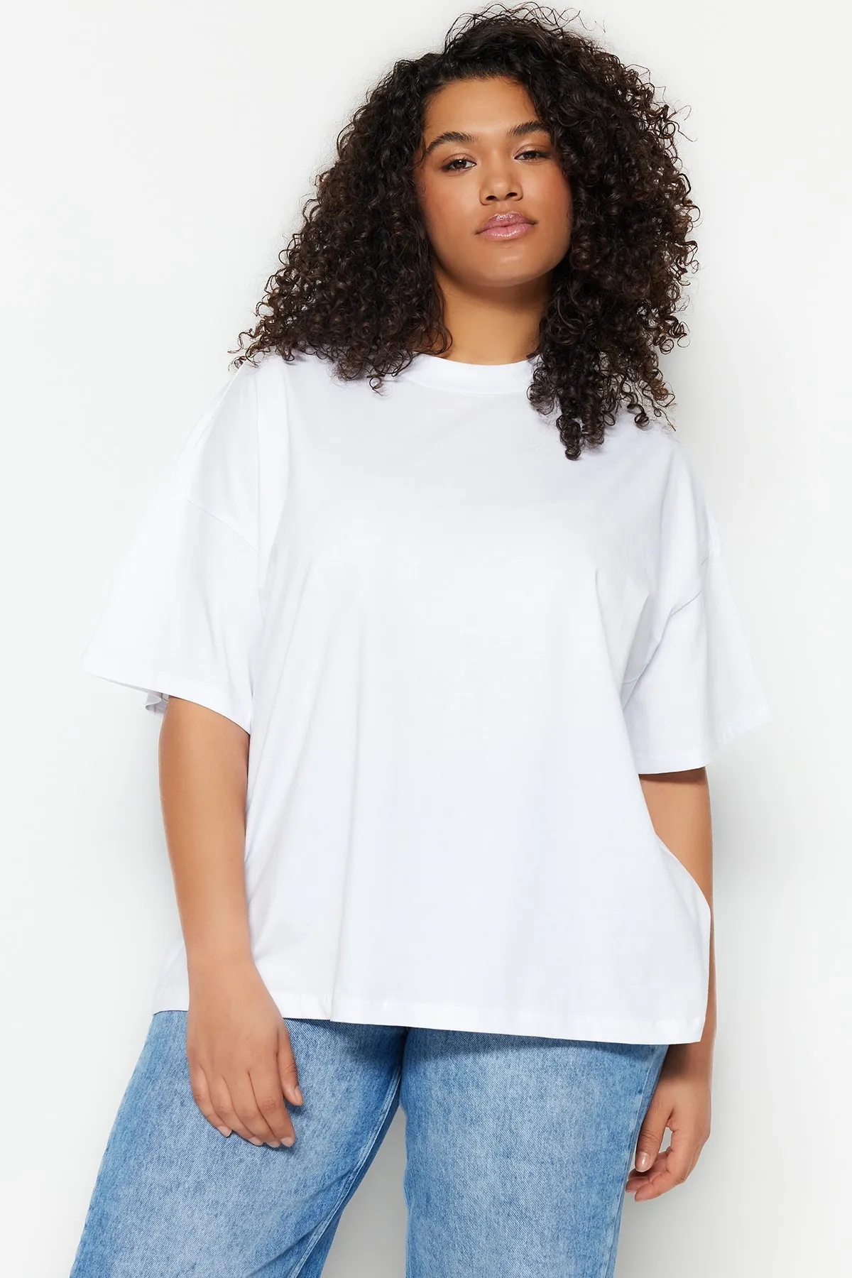 Trendyol Curve  Geripptes, weit geschnittenes Basic-Strick-T-Shirt mit weißem Kragen TBBSS23BF00017