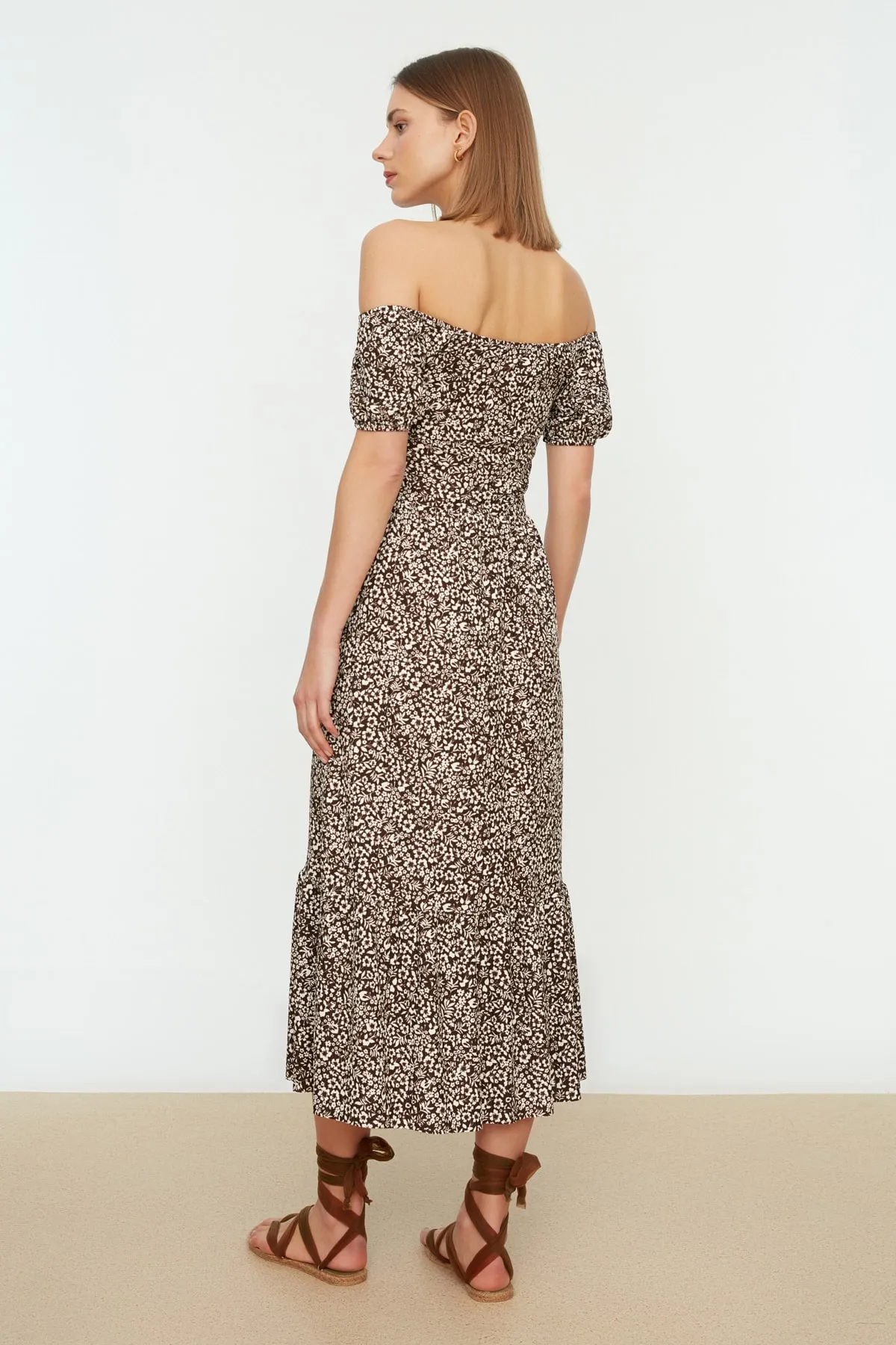 Trendyol Collection  Braun bedrucktes Maxi-Strickkleid in A-Linie mit Carmenkragen TWOSS22EL0829