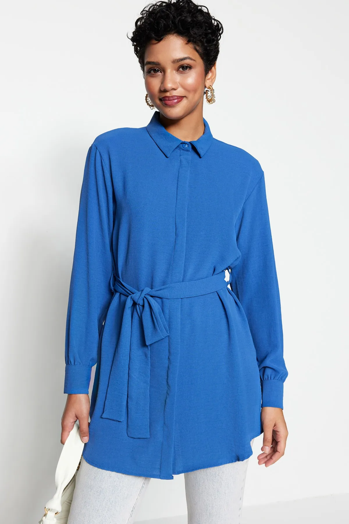 Trendyol Modest  Indigoblaues gewebtes Hemd mit Gürtel und versteckter Knopfleiste TCTSS21TN0049