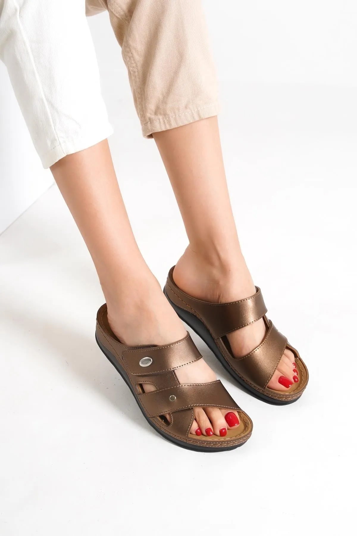 Capone Outfitters  Anatomisch weiche, bequeme Mutterhausschuhe mit Keilabsatz