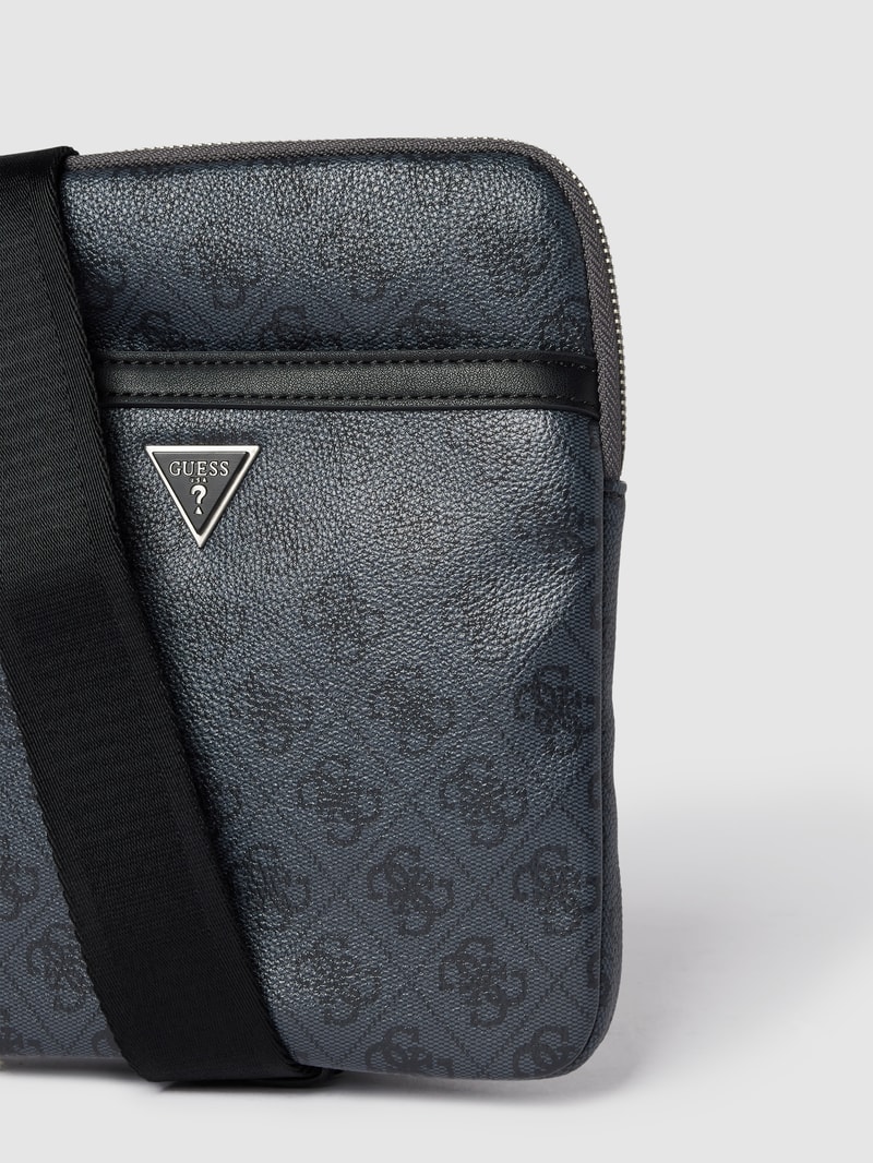 Umhängetasche mit Allover-Logo-Muster in schwarz