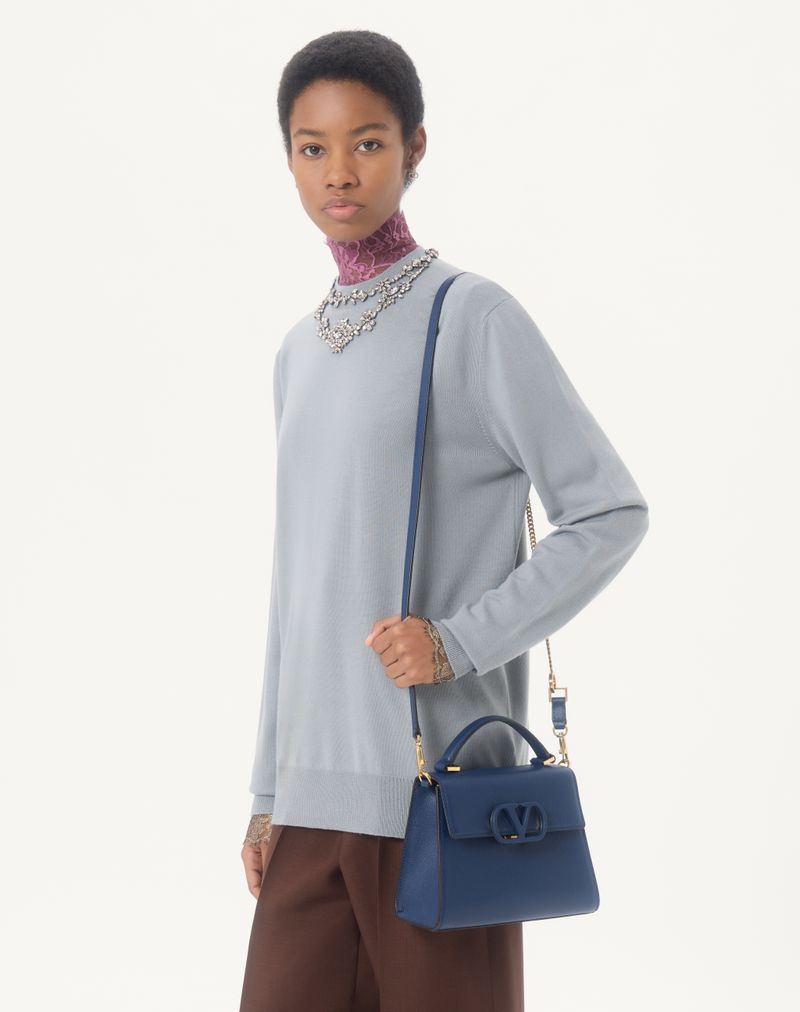 Bolsa Valentino Garavani Vsling pequena em couro de bezerro granulado.