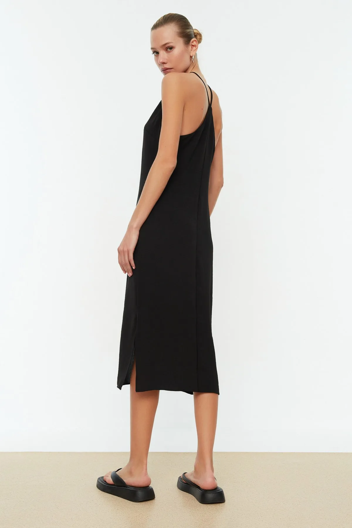 Trendyol Collection  Schwarzes, gerade geschnittenes Midi-Webkleid mit Schlitz TWOSS22EL1814