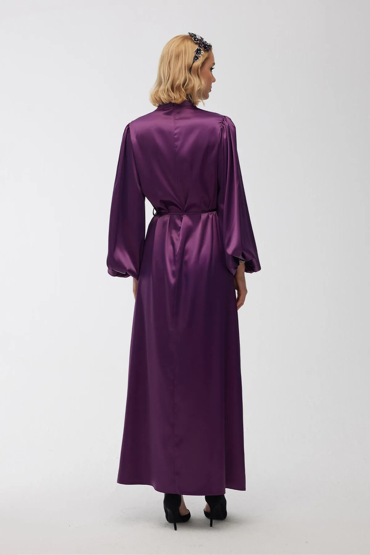 Manuka  Abendkleid aus Satin mit Ballonärmeln in Lila