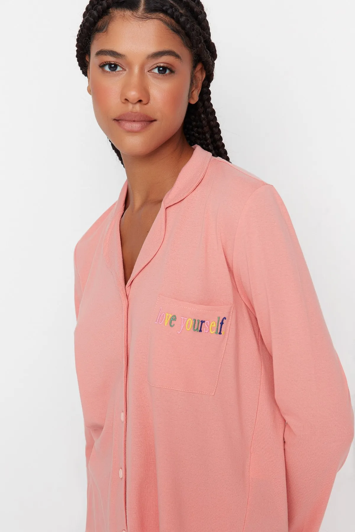 Trendyol Collection  Rosa besticktes Pyjama-Set aus Strick THMAW23PT00151