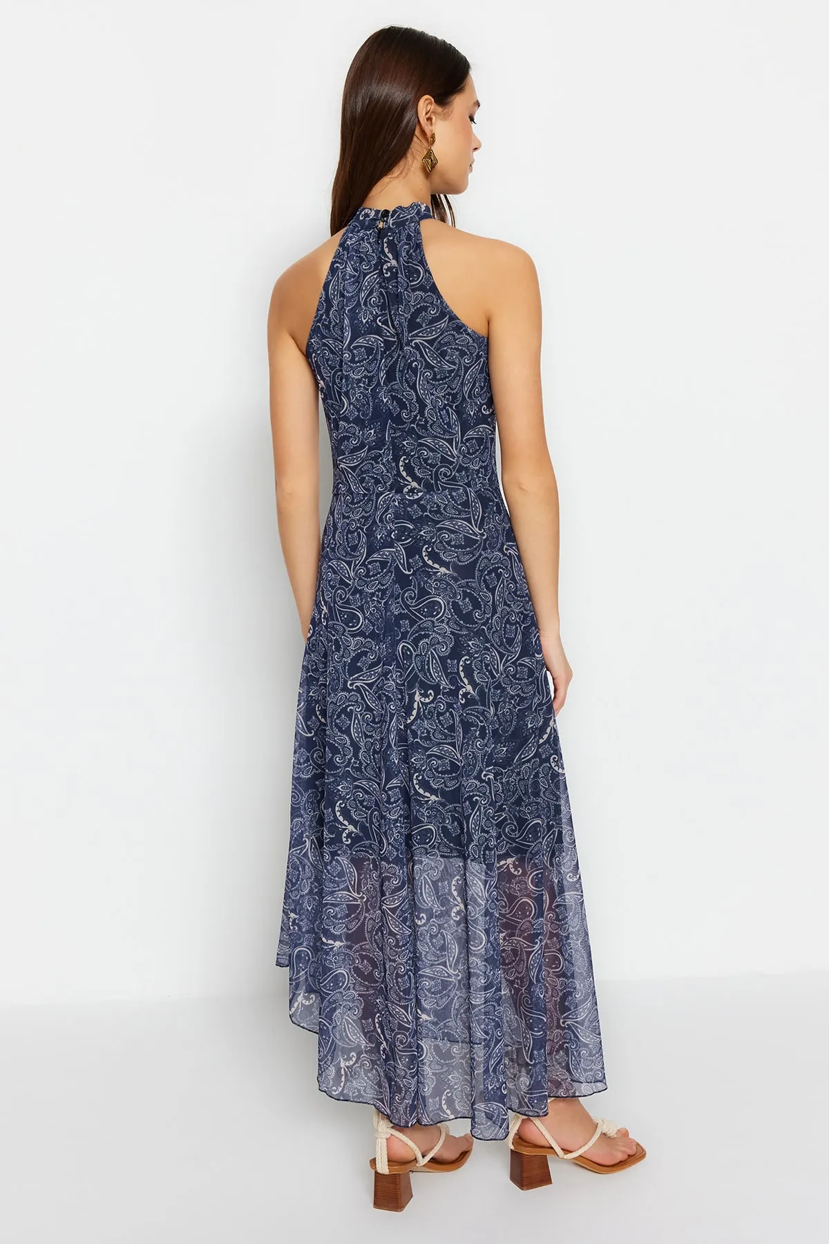 Trendyol Collection  Marineblaues Neckholder-Midikleid aus bedrucktem Tüll TWOSS23EL02214