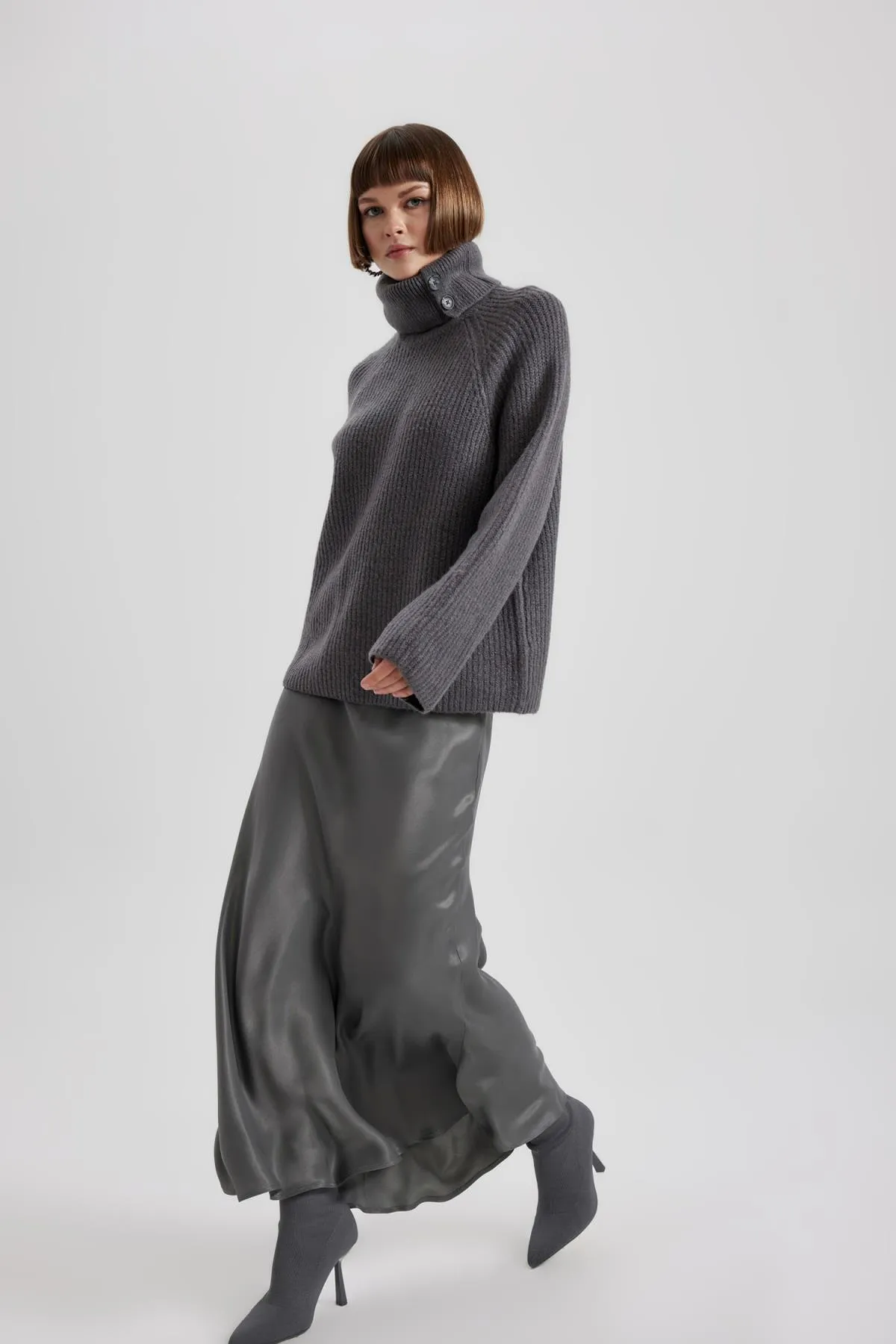 DeFacto  A-Linien-Midirock aus Satin mit normaler Taille B1867ax23au