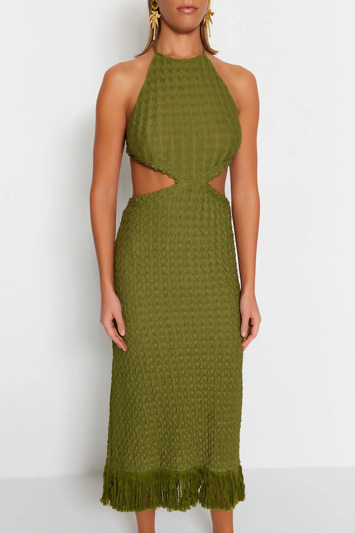 Trendyol Collection  Khakifarbenes, tailliertes, gestricktes Maxi-Strandkleid mit Ausschnitten/Fenstern TBESS23EL00154