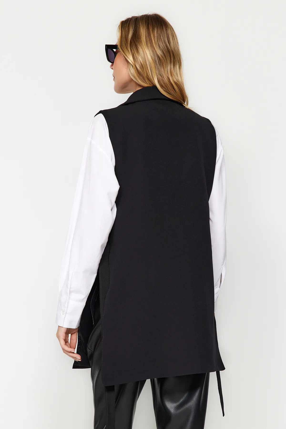 Trendyol Modest  Schwarze, seitlich gebundene, detaillierte, gefütterte Webweste TCTAW24YL00021
