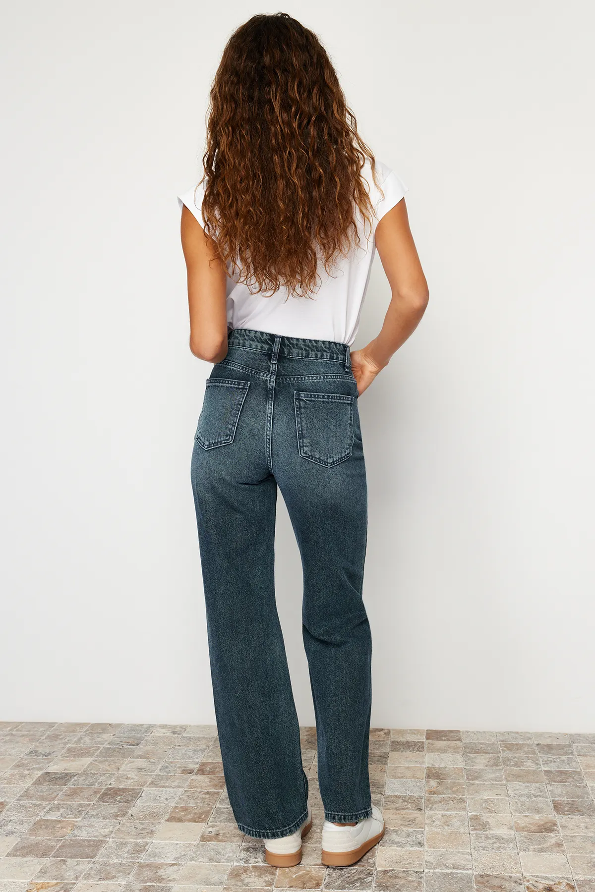 Trendyol Collection  Dunkelblaue Vintage-Jeans mit hoher Taille und weitem Bein und verblasstem Effekt TWOSS24JE00080