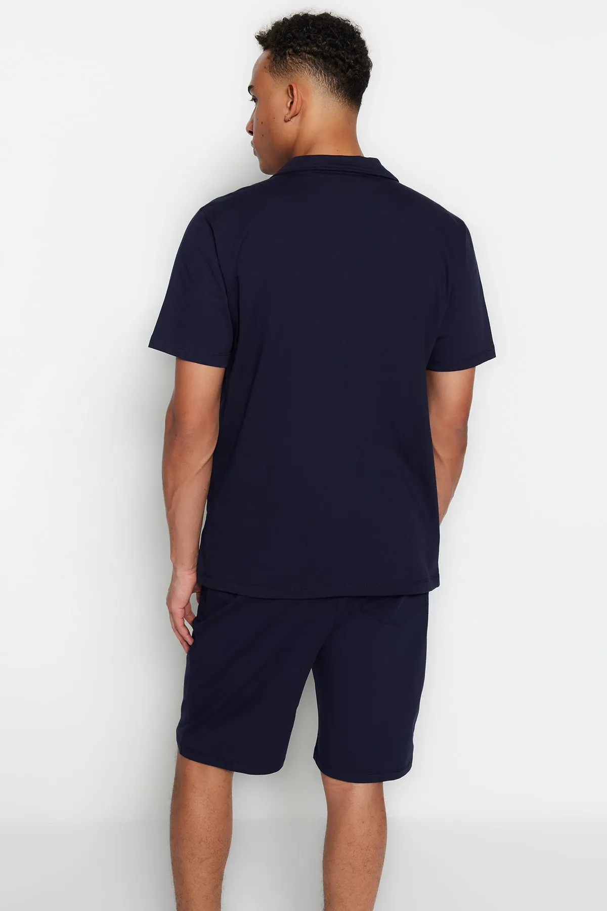 Trendyol Collection  Marineblaues Unisex-Pyjama-Set mit Shorts und Apache-Kragen in normaler Passform TMNSS23PT00007