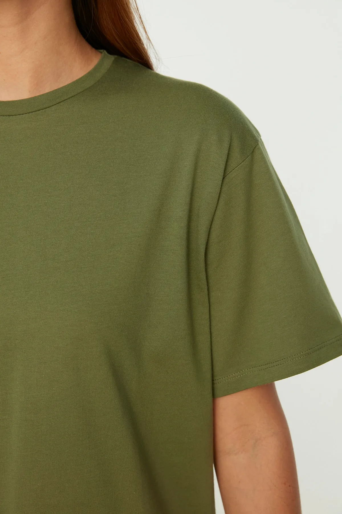 Trendyol Collection  Khakifarbenes T-Shirt mit Rundhalsausschnitt, 100 % Baumwolle, weite Passform - TWOSS20TS0134