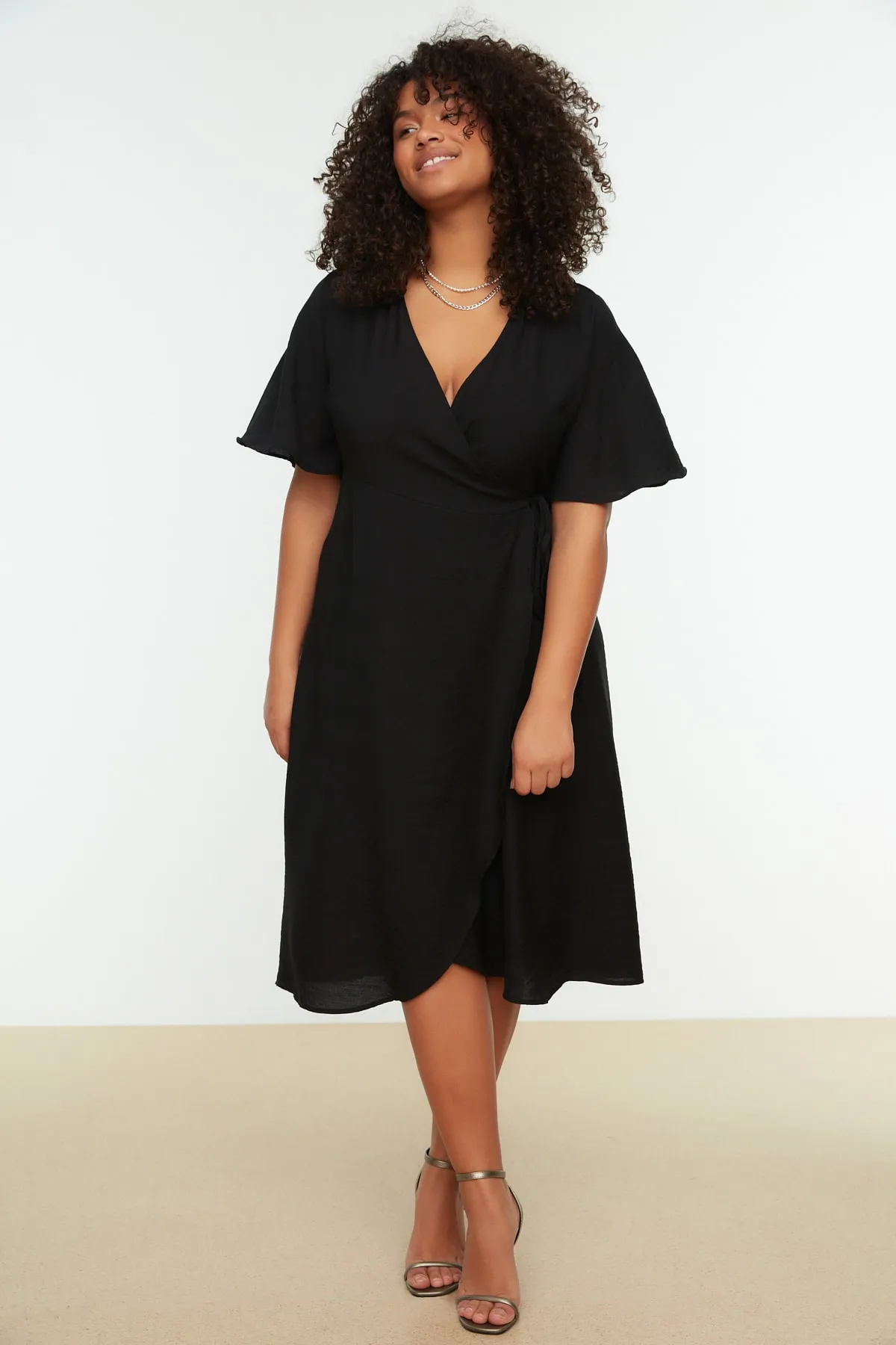 Trendyol Curve  Schwarzes, schlichtes, gewebtes Midi-Wickelkleid in Übergröße TBBSS22EL1564