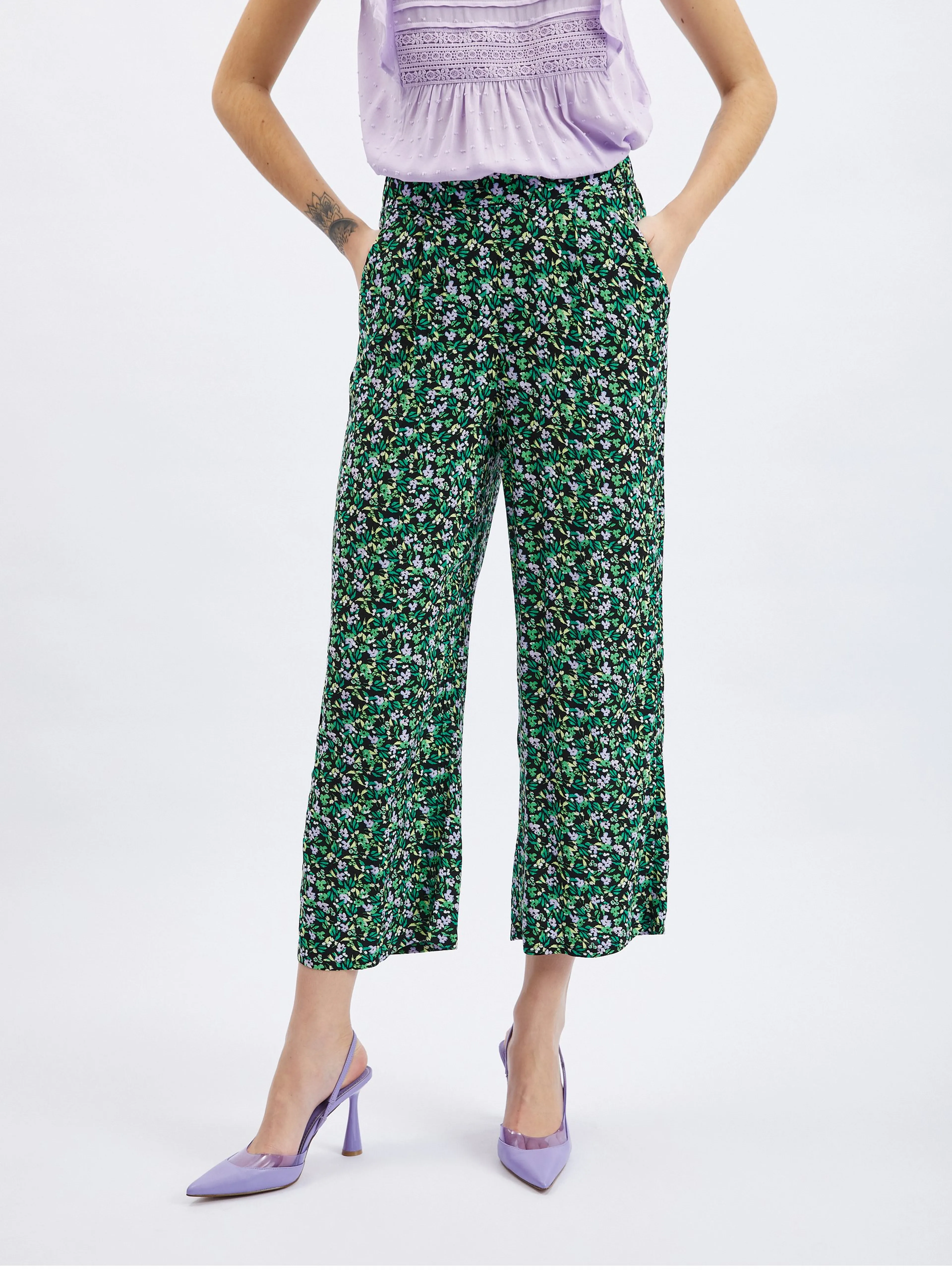 Schwarz-grüne Damenhose mit Blumenmuster ORSAY