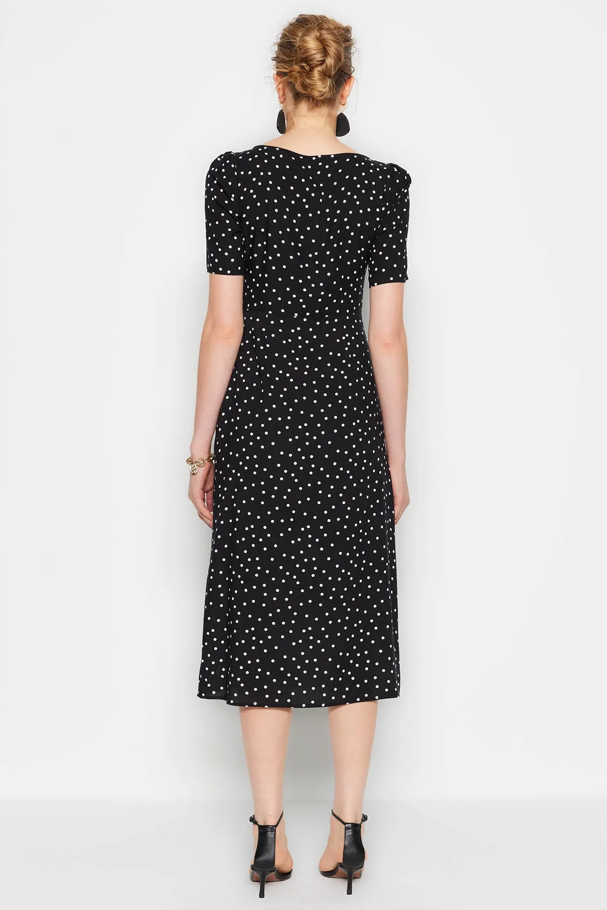 Trendyol Collection  Schwarzes A-Linien-Midikleid aus gewebter Viskose mit Muster TWOSS23EL00487